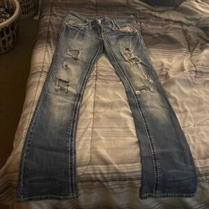 Like new size 5 Junior jeans, boot cut that’s great holes and legs made that way